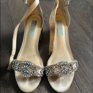 Betsey Johnson size 7 champagne 1.5in heals